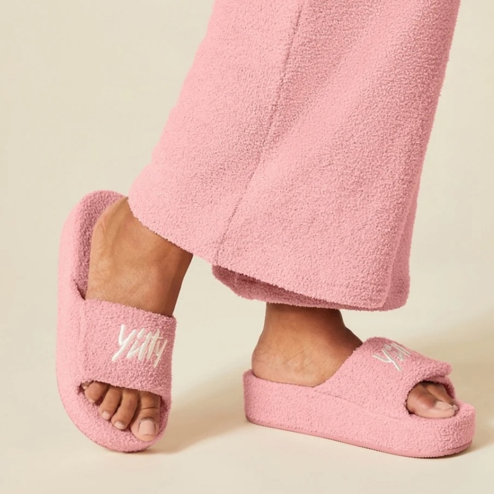 NIB Yitty Lizzie Brand Pet me Velcro Mauve platform slides